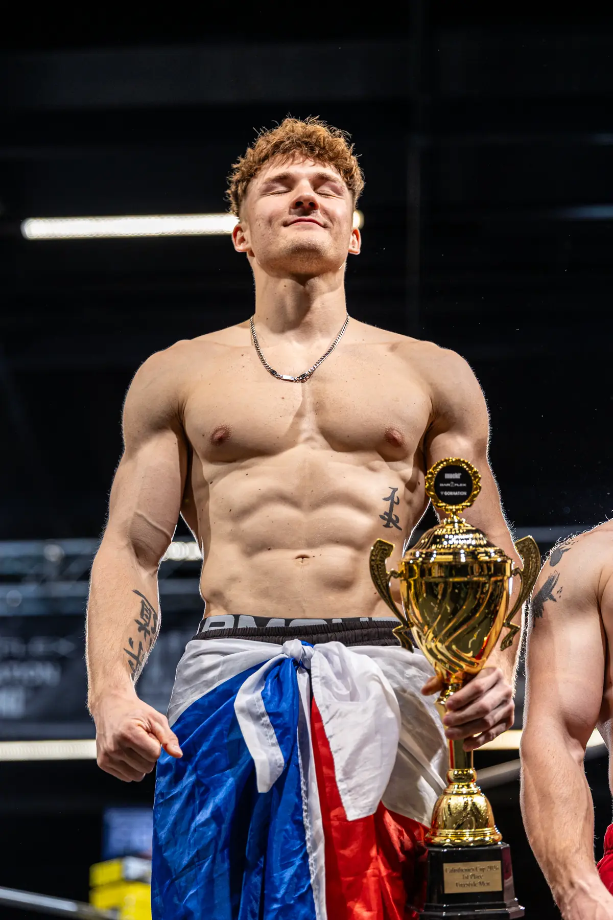 Tomáš Pospíšil s pohárem a českou vlajkou po vítězství