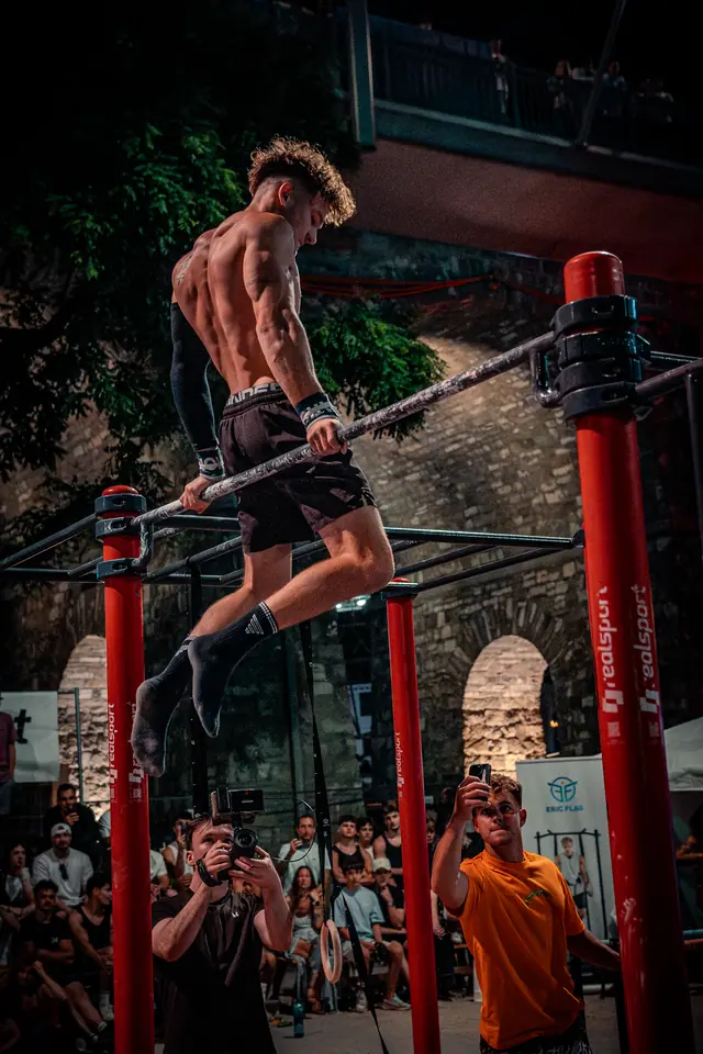 Sestava na venkovní workoutové konstrukci