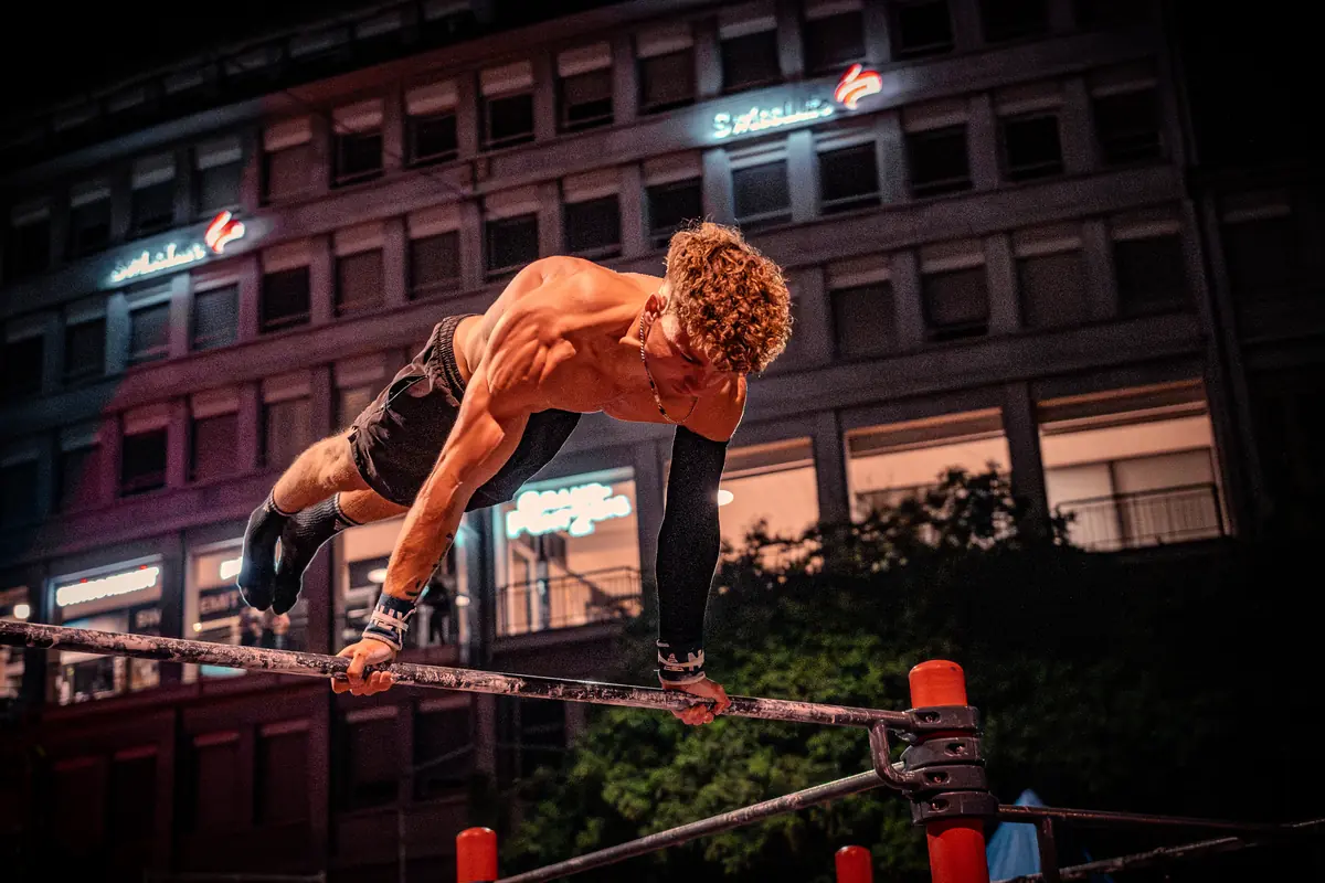 Freestyle sestava na hrazdě během večerní soutěže
